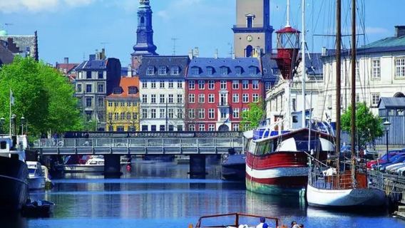 Copenhagen + Kunsthal Charlottenborg + The Little Mermaid 1-day tour / Customizable itinerary - Tailored options available