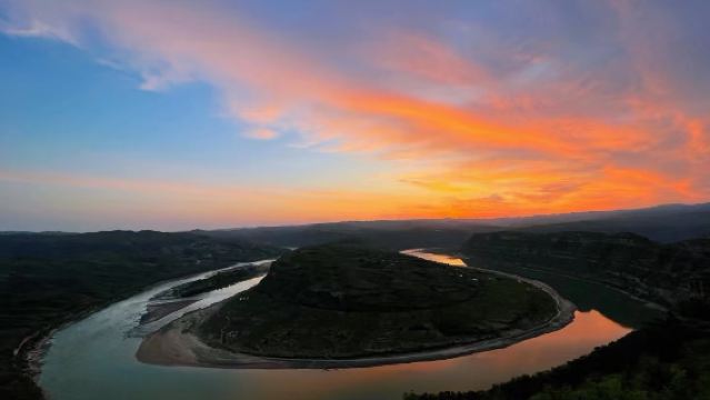 Private Chartered Tour: Yan'an Liangjiahe + Qiankun Bay + Wen'anyi Ancient Town One-Day Private Charter