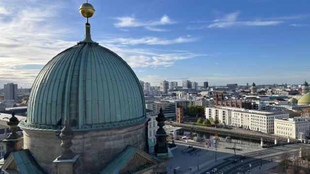 Perkhidmatan ambil di lapangan terbang/penghantaran ke lapangan terbang Berlin Brandenburg - Kereta persendirian 5/7 tempat duduk dengan pemandu berbahasa Cina