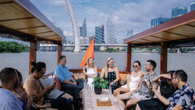 Paseo nocturno por el río Saigón en el crucero Reina + cena buffet + espectáculo de danzas folclóricas