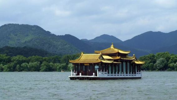 Hangzhou West Lake Louwailou cruise dining | Century-old painted pleasure boat | Enjoy lakeside views and classic Hangzhou cuisine | Multiple packages optional