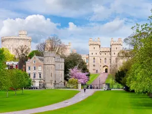 Windsor Castle, Oxford and Stonehenge Tour from London