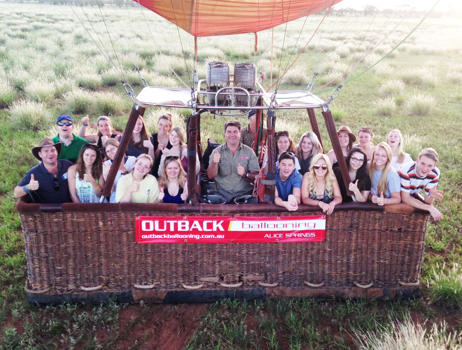 Penerbangan belon udara panas di Alice Springs (30/60 minit termasuk pengangkutan+minum petang+sijil penerbangan+insurans penerbangan)