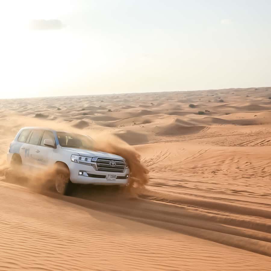 Tour giornaliero nel deserto di Doha, Qatar con safari in dune, visita al mare interno, trasferimenti, passeggiata in cammello e sandboarding