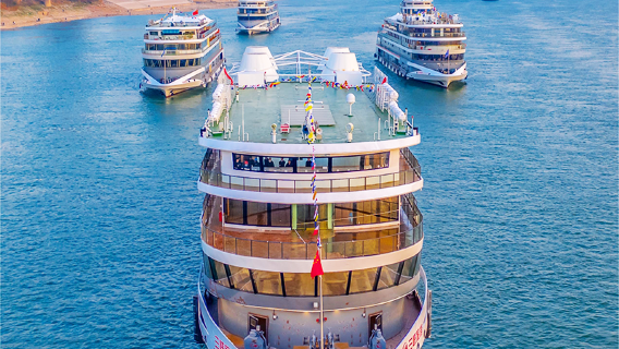 Yangtze River Three Gorges boat tour passing Gezhou Dam with rising water levels, exploring Xiling Gorge premium half-day group tour