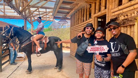 Medellín: Guatapé Private Tour with Helicopter & Boat Ride