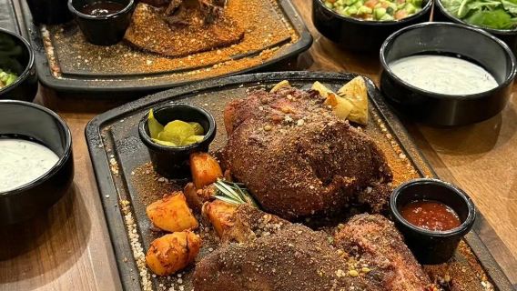 Tischreservierung im Meat Moot, einem beliebten Restaurant in Riad, Saudi-Arabien