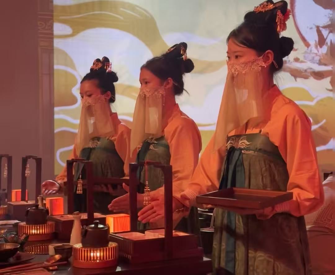 Чэнду: Погрузитесь в атмосферу дворцового пира эпохи Шу (ресторан "Бэйху") – изысканная кухня, танцевальные представления, знакомство с историей и культурой царства Шу, возможность нарядиться в традиционные костюмы и сделать макияж.