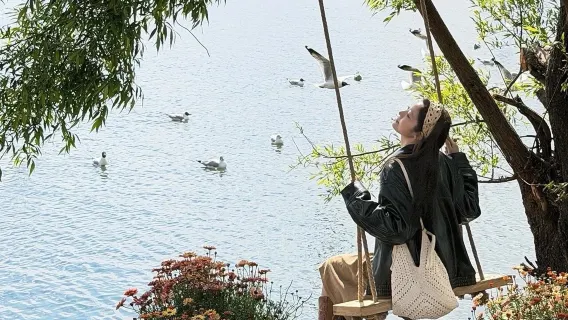 Excursión de un día al lago Lashi en Lijiang [paseo a caballo + recolección de hongos + granja junto al lago + fotografía y paseo en bote + traslado en vehículo]