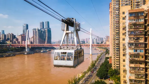 Ab 1 Person buchbar | Tagesausflug in Chongqing: Seilbahn über den Yangtze, Huixian-Turm, Porzellanstadt und Hongya-Höhlen bei Nacht