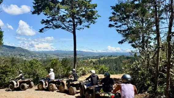 "Eksklusivt bjergflygt: ATV-tur fra Medellín med frokost"