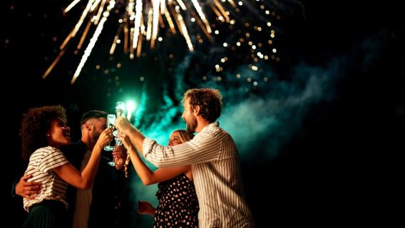 Oahu: Waikiki Friday Fireworks Cruise with Snacks and Drinks