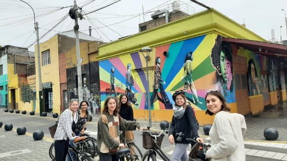 Lima: Bike Tour in Miraflores Malecon & Barranco Street Art