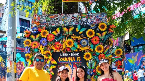 Medellín: Graffitirundtur i Comuna 13 med gatukök och linbana