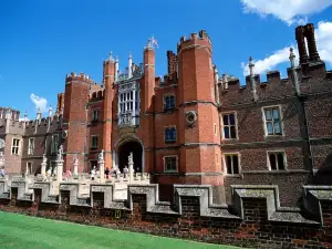 Private Tour: Hampton Court Palace Walking Tour with Historian Guide