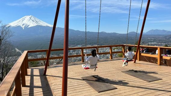 Tagesausflug nach Tokio mit Seilbahnfahrt zum Fuji-See Kawaguchiko und den Oshino Hakkai, inklusive Seilbahnticket & Matcha-Erlebnis als Geschenk