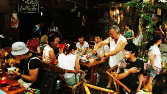 Eatwith-Chengdu-Half-day lazy stroll with locals through Chengdu's old streets.