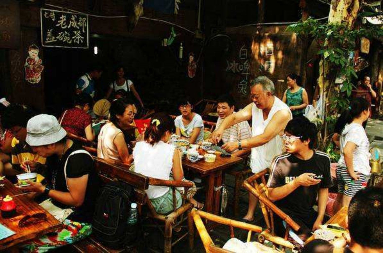 Eatwith-Chengdu-Half-day lazy stroll with locals through Chengdu's old streets.