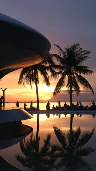 Cloudscape Library + Xixiu Beach + Haikou Century Bridge Park day tour with Chinese and English service