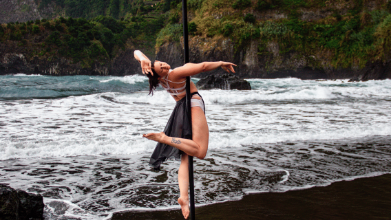 ถ่ายภาพและถ่ายโดรนที่หาดทรายดำเซซาลด้วยการเต้นรูดเสา