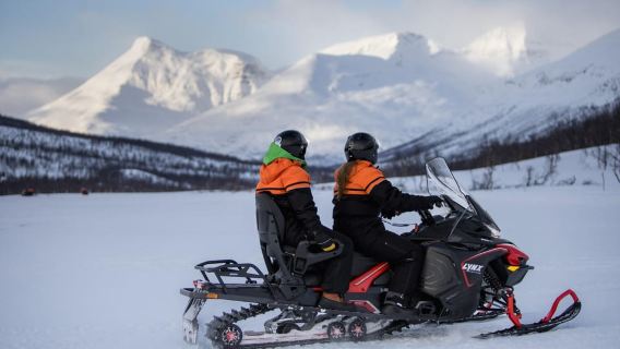 Ab Tromsø: Schneemobiltour im Camp Tamok