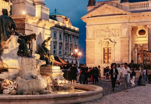 Budapest: Buda Castle District Vampires and Myths Night Tour