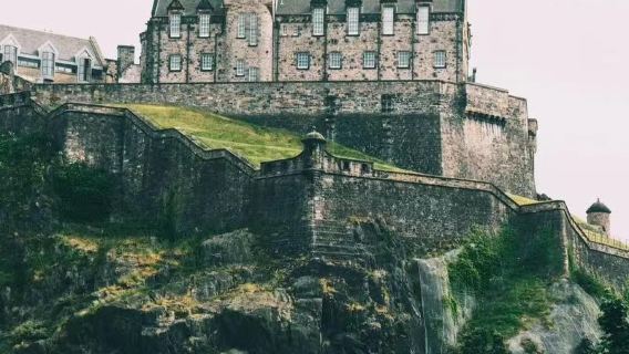 Edinburgh Castle + Royal Mile + Calton Hill + Princes Street Gardens + Palace of Holyroodhouse 1-day tour