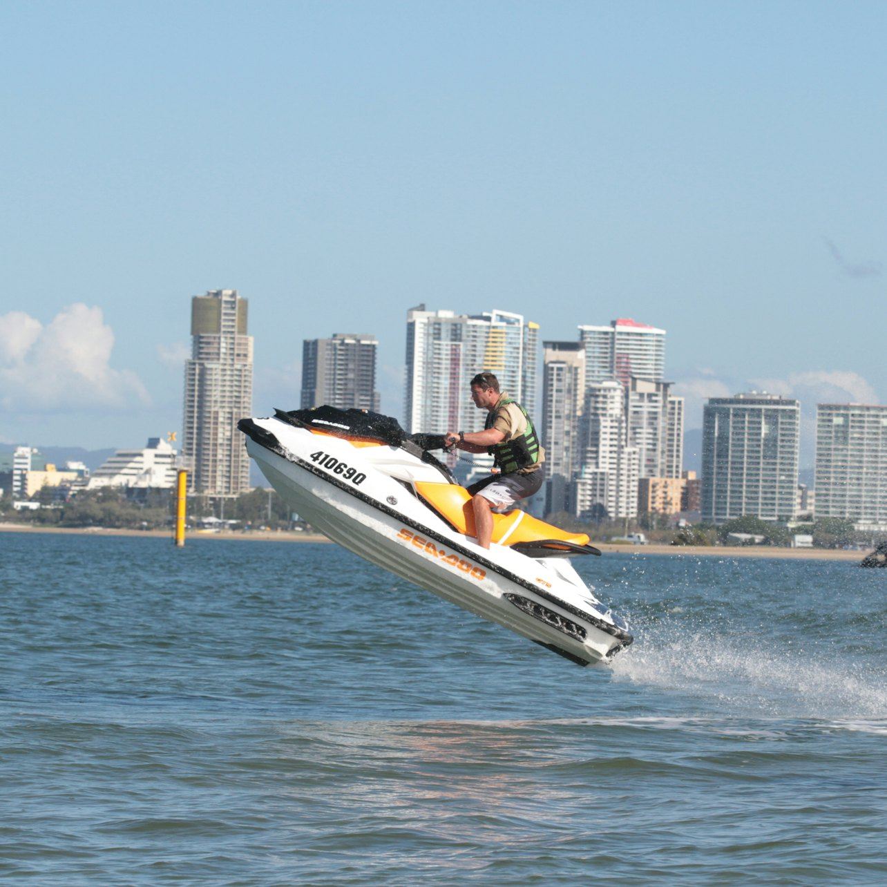 Gold Coast Jet-Ski-Safari + Parasailing-Kombination: 30 Minuten