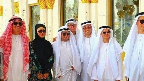 Abu Dhabi: Guided City Tour + Sheikh Zayed Grand Mosque & Emirates Palace Entry