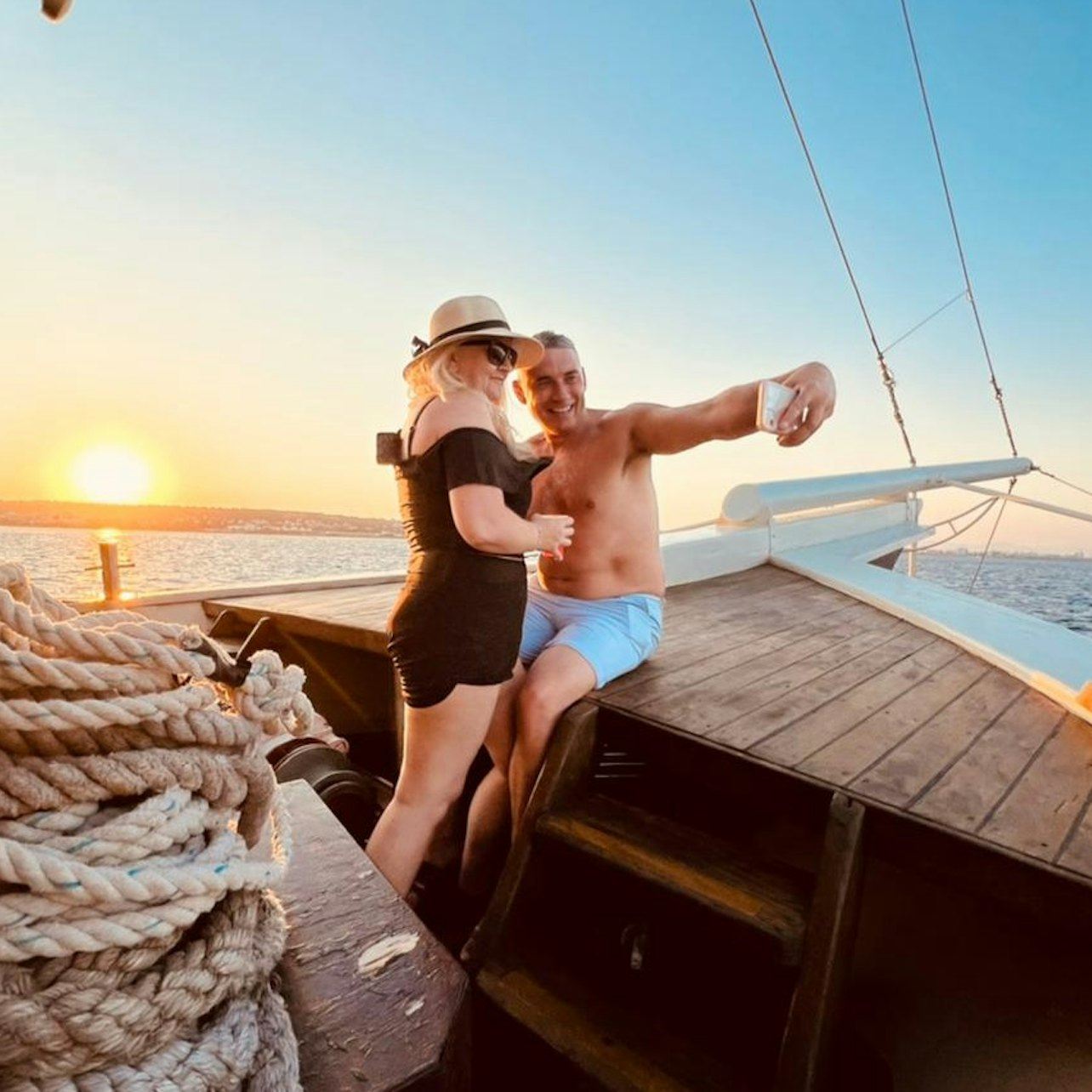 Rodi: crociera al tramonto con barbecue greco e bevande illimitate