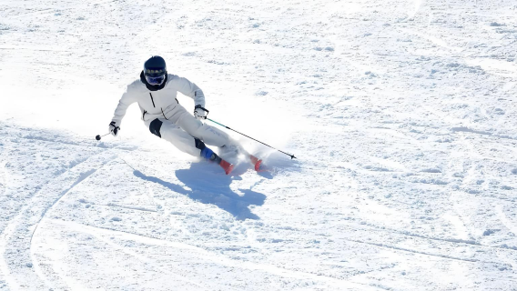 Lo skipass da 3 ore dello Shangri-La Seven Star Snow Ski Resort include il biglietto d'ingresso, gli scarponi da sci, gli sci e i bastoncini da sci.
