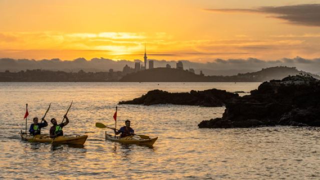 Expérience de kayak sur l'île de Rangitoto à Auckland, île du Nord de la Nouvelle-Zélande [option coucher de soleil/nuit]