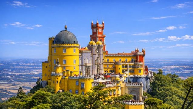Lisboa: Sintra, Pena, Regaleira, Roca Coast, & Cascais Tour