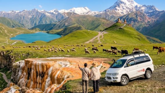 Tbilisi: Kazbegi med 4x4, Trusso-dalen, Ananuri, Gergeti-kirken (Privat eventyr)