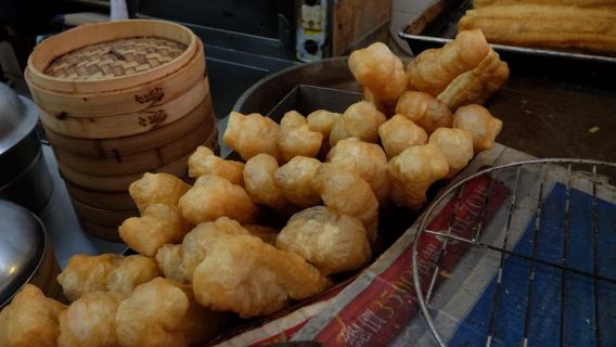 Taipei: 4-Hour Morning City Cycling Tour with Breakfast