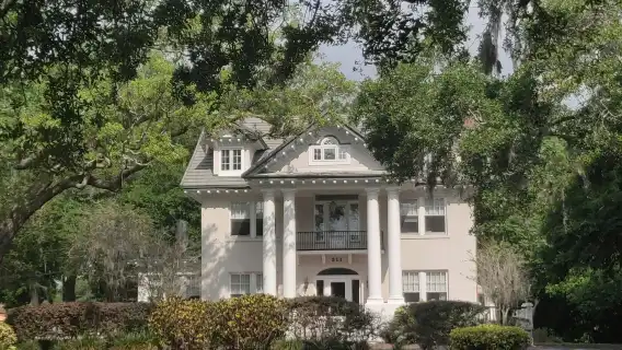 Safety Harbor ghost and history tour with hunting equipment