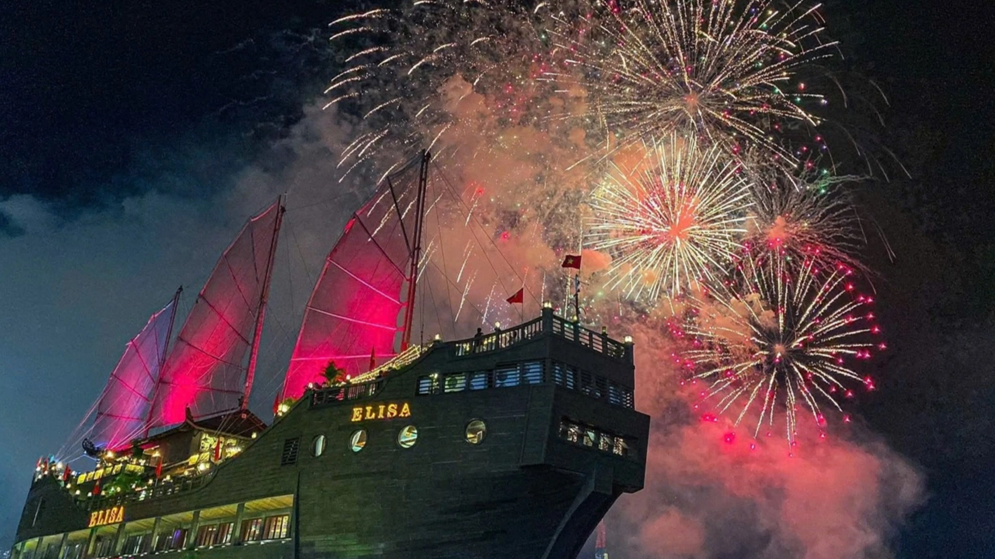 Cena all'Elisa Floating Restaurant sul fiume Saigon a Ho Chi Minh, Vietnam
