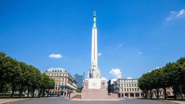 Riga: Architecture and Districts Bicycle Sightseeing Tour