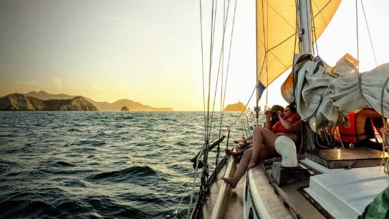 Bahía de Santa Marta: Atardecer en un velero