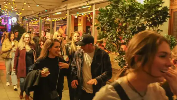 Budapest: Bar Night Walking Tour with Local Drinks