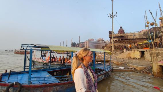 Varanasi: giro in barca all'alba con tour a piedi