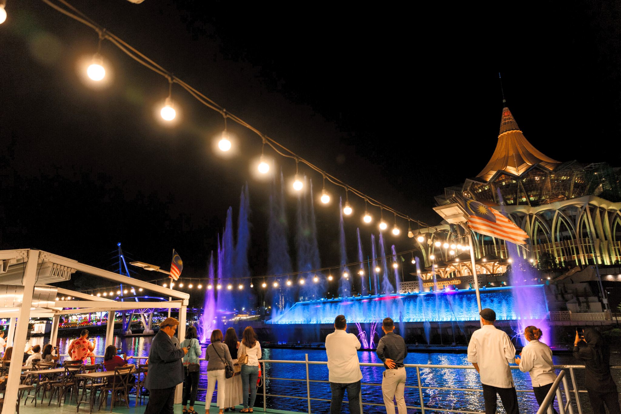 Kuching: Night Cruise, Ticket, Culture Show and Drinks