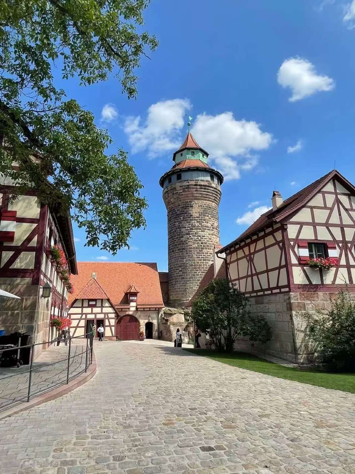 ทัวร์ 1 วัน ปราสาทหลวงนูเรมเบิร์ก + จัตุรัสตลาดหลัก + โบสถ์เซนต์ลอเรนซ์ + จัตุรัสช่างฝีมือ