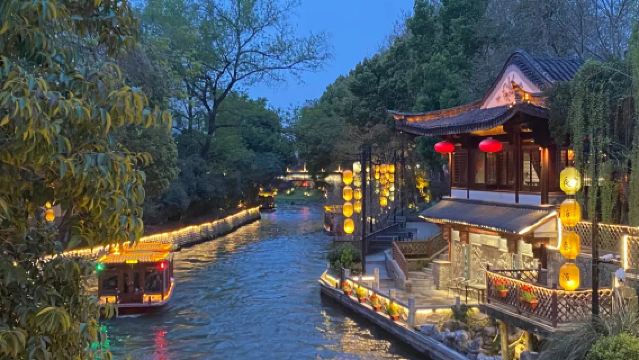 Nanjing Niushou Mountain Cultural Tourism Zone + Zhonghua Gate + Cruise + Grand Bao'en Temple + Laomendong Historic District 1-day Tour