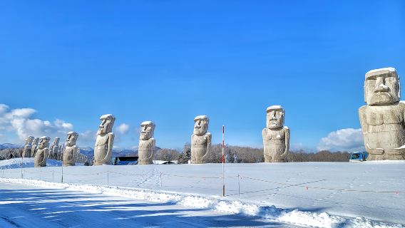 Hokkaido Sapporo Classic Day Tour: Jozankei Onsen + Hill of the Buddha + Shrine + Shiroi Koibito Park