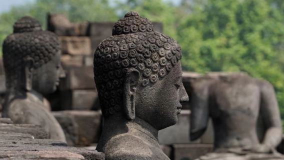 Perjalanan satu hari dengan sewa kendaraan pribadi berbahasa Inggris selama 12 jam ke Candi Borobudur + Keraton Yogyakarta + Kampung Wisata Taman Sari + Candi Prambanan di Yogyakarta, Indonesia