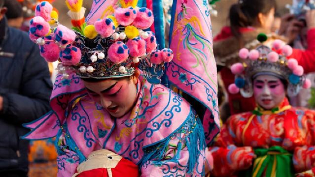 中国の新年の中心で過ごす1日：宝鶏社火パレードの没入型探求