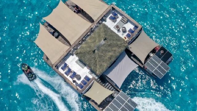 Tour di un giorno al CLOUD9, bar galleggiante alle Fiji con tuffi, snorkeling, pizza, bibite e voucher da 60 FJD