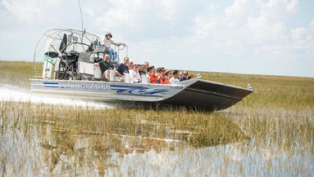 Von Miami: Airboat-Tour im Everglades-Nationalpark, Wildtierzoo und Hin- und Rückfahrt mit dem Bus
