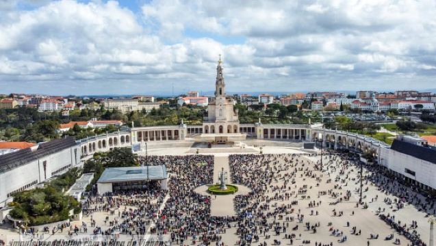 From Lisbon: Fátima, Nazaré, Batalha, and Óbidos Guided Tour